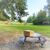 WESTOUTER DORP: In Westouter dorp vind je de speelzone met een aantal picknickbanken in een mooi kader.